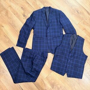 Custom 3 pc men's Italian suit in blue on navy windowpane - Size 42 R / 32 x 32